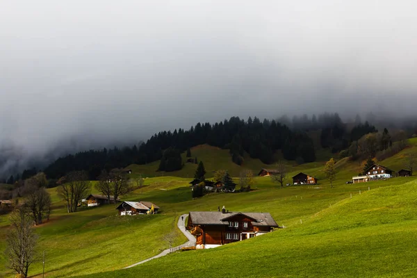 Bewolkt Landschap Hoge Besneeuwde Bergen — Stockfoto