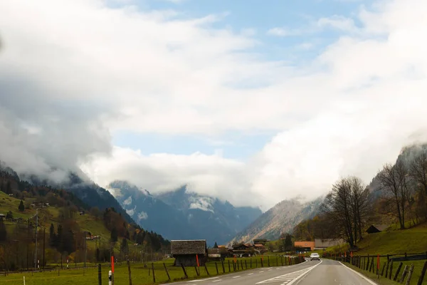 Vedere Scenică Drumului Prin Munții Toamnă Ziua Tulbure — Fotografie, imagine de stoc