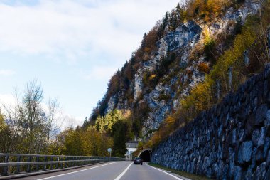 Bulutlu bir günde sonbahar dağlarında yolun manzara görünümü