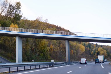 Dağlı ve bulutlu dağ yolu