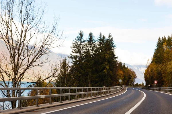 Landschaft Mit Schöner Leerer Bergstraße Asphaltstraße Hohen Felsen Bäumen Und — Stockfoto