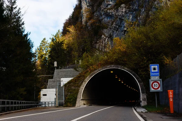 Terowongan Gelap Dengan Cahaya Ujungnya — Stok Foto