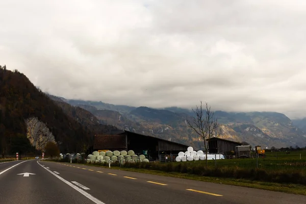 Paisaje Con Hermoso Camino Montaña Vacío Con Asfalto Perfecto Rocas —  Fotos de Stock