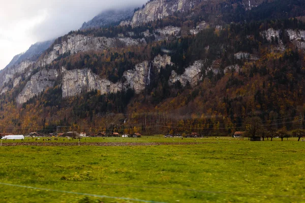 Vyhlídkový Pohled Podzimní Horskou Krajinu Pod Oblačnou Oblohou — Stock fotografie