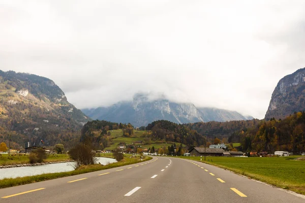 Paisaje Con Hermoso Camino Montaña Vacío Con Asfalto Perfecto Rocas — Foto de stock gratuita