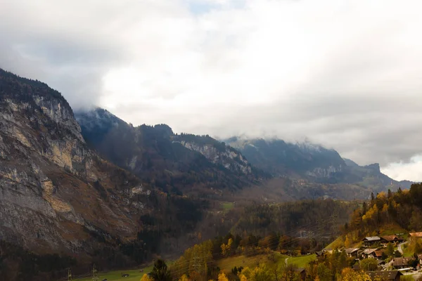 Vedere Scenică Peisajului Montan Toamnă Sub Cerul Înnorat — Fotografie de stoc gratuită