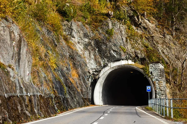 Jalan Kosong Menuju Terowongan — Stok Foto