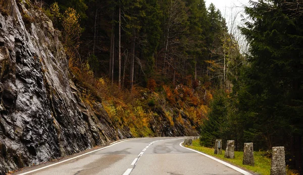 Malerischer Blick Auf Die Straße Durch Die Herbstlichen Berge Bewölkten — Stockfoto