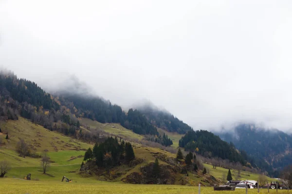 Vista Panorámica Del Paisaje Montañoso Otoñal Bajo Cielo Nublado —  Fotos de Stock