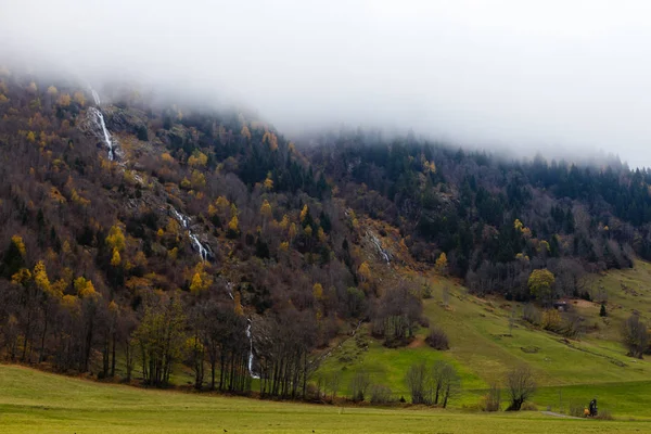 Vista Panoramica Del Paesaggio Montano Autunnale Sotto Cielo Nuvoloso — Foto stock gratuita