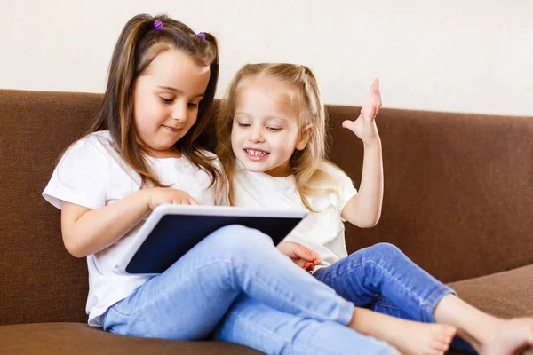 Dos Niñas Pequeñas Usando Touchpad Teléfono Inteligente Sentadas Sofá Casa — Foto de Stock