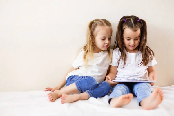 Zwei Kleine Mädchen Haben Spaß Bett Mit Dem Digitalen Tablet — Stockfoto