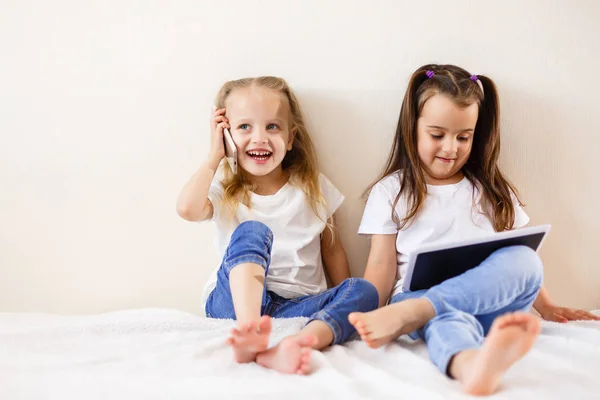 Zwei Kleine Mädchen Die Touchpad Und Smartphone Benutzen Und Hause — Stockfoto