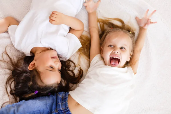 Duas Irmãzinhas Felizes Deitadas Cama Branca Vista Superior — Fotografia de Stock