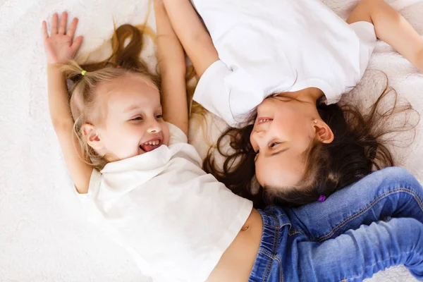 Dos Hermanitas Felices Tumbadas Cama Blanca Vista Superior — Foto de Stock