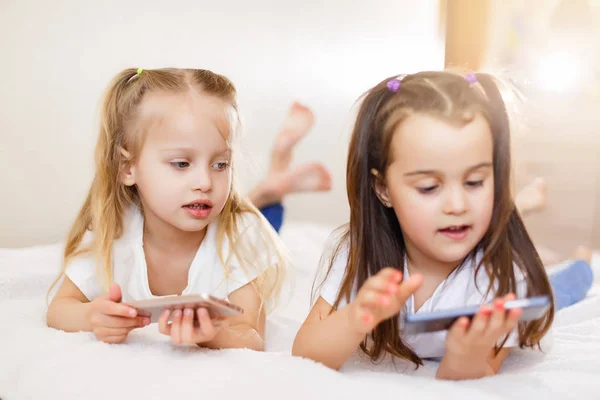 Glückliche Kleine Mädchen Mit Smartphones Die Hause Auf Dem Boden — Stockfoto