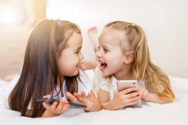 Meninas Felizes Com Smartphones Deitados Chão Casa — Fotografia de Stock