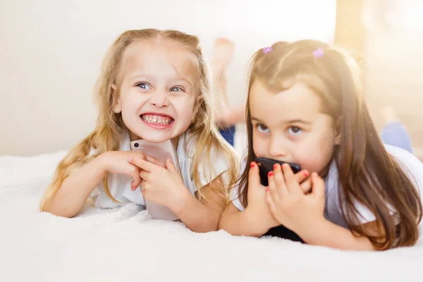 Niñas Felices Con Teléfonos Inteligentes Tumbados Suelo Casa — Foto de Stock