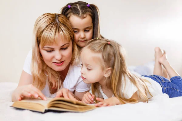 Glad Kärleksfull Familj Koncept Ganska Ung Mor Läsebok Att Döttrarna — Stockfoto