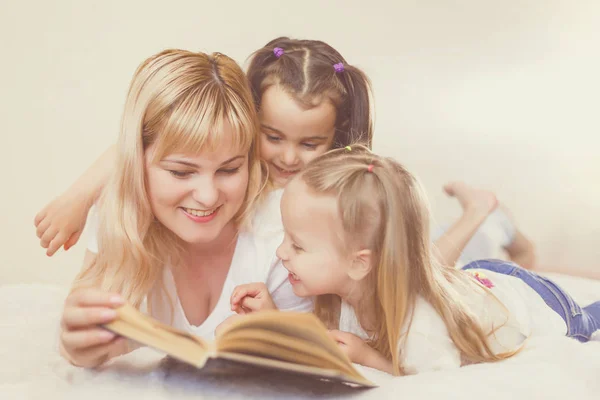 Boldog Szerető Család Fogalmát Csinos Fiatal Anya Olvasó Könyv Kis — Stock Fotó