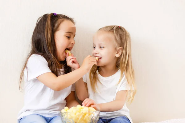 Two Little Sisters Eating Popcorn Sitting Bed — Stock Photo, Image