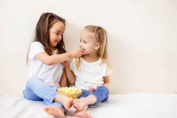 Två Barn Med Popcorn Mot Vit Bakgrund — Stockfoto