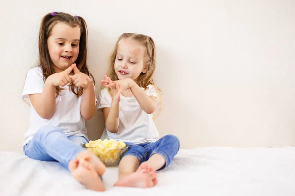 Retrato Belas Irmãs Comendo Pipocas Casa — Fotografia de Stock