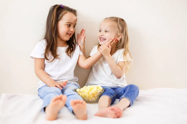 Dos Hermanitas Comiendo Palomitas Sentadas Cama — Foto de Stock