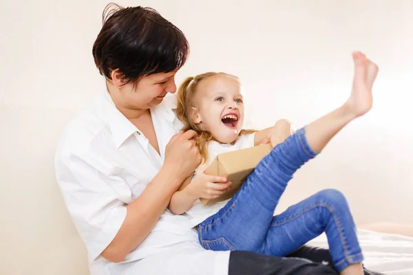 Mooie Brunette Vrouw Tonen Een Boek Aan Haar Baby Zittend — Stockfoto