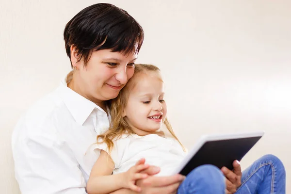 Mamma Figlia Utilizzando Tablet — Foto Stock