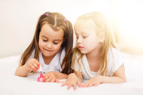 Två Små Flickor Målade Sina Naglar Hemma — Stockfoto