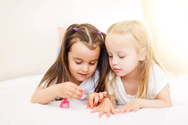 Två Små Flickor Målade Sina Naglar Hemma — Stockfoto