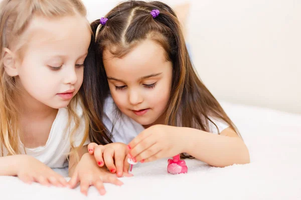 Duas Meninas Pintaram Unhas Casa — Fotografia de Stock