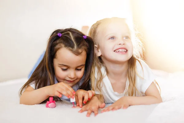 两个小女孩在家里画指甲 — 图库照片