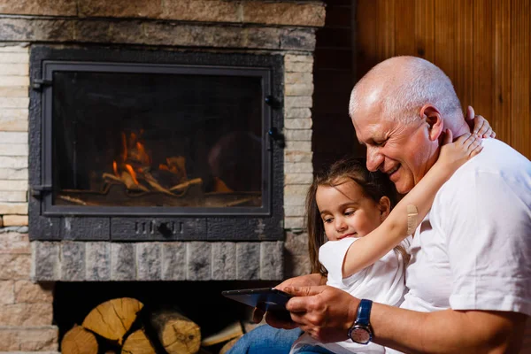 Opa Kleindochter Hebben Plezier Met Behulp Van Digitale Tablet Zit — Stockfoto