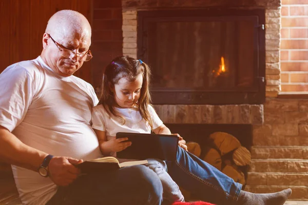 Klein Meisje Haar Grootvader Boek Lezen Het Gebruik Van Digitale — Stockfoto
