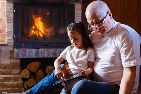 Little Girl Her Grandfather Reading Book Using Digital Tablet Sitting — Stock Photo, Image