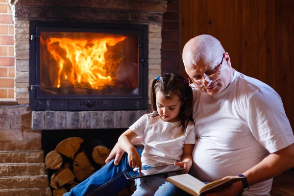 Little Girl Her Grandfather Reading Book Using Digital Tablet Sitting — Stock Photo, Image