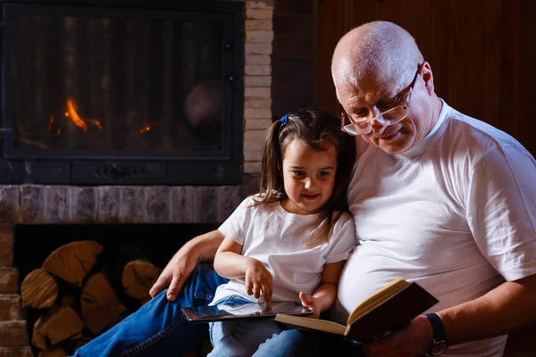 Grandfather Granddaughter Spending Time Fireplace — Stock Photo, Image