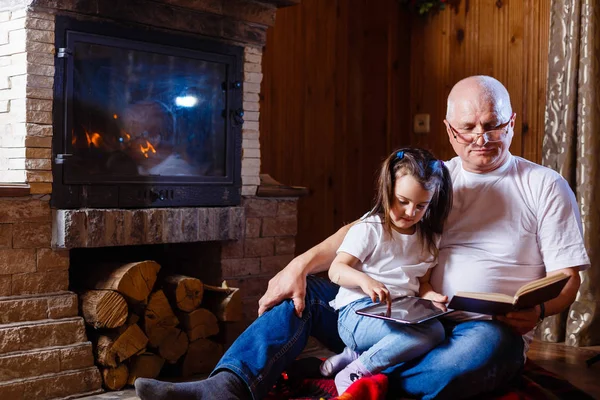 Portret Van Lachende Grootvader Boek Lezen Naar Zijn Kleine Mooie — Stockfoto