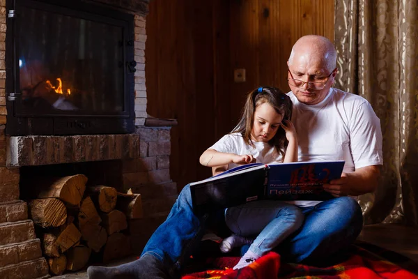 Portret Van Lachende Grootvader Boek Lezen Naar Zijn Kleine Mooie — Stockfoto