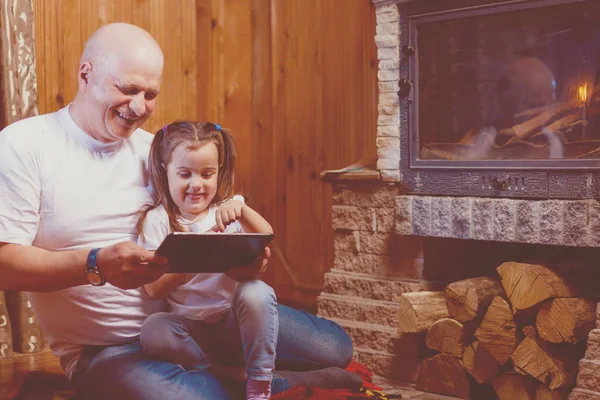 Grandfather Granddaughter Using Tablet Sitting Fireplace — Stock Photo, Image
