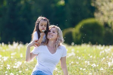Mutlu anne ve kızı yeşil parkta vakit