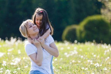 Mutlu anne ve kızı yeşil parkta vakit