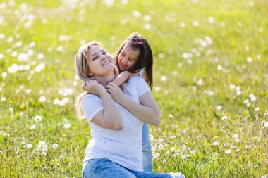 Mutlu anne ve kızı yeşil parkta vakit