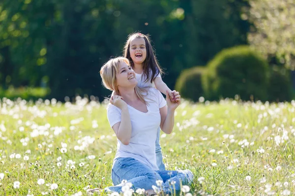 Mãe Feliz Filha Passar Tempo Parque Verde — Fotografia de Stock