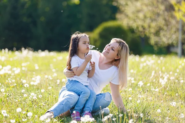 Mutlu anne ve kızı yeşil parkta vakit