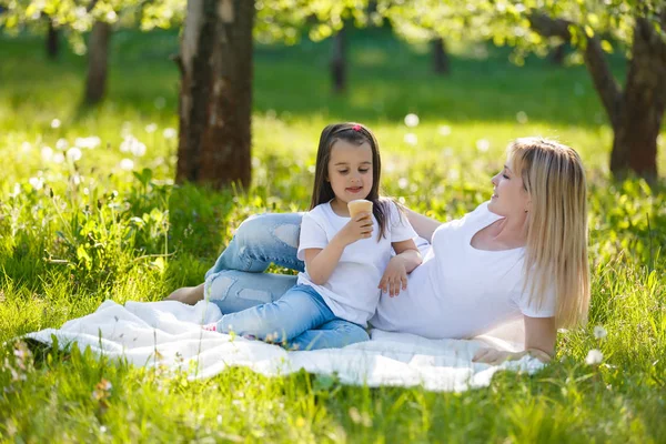 Joyeux Maman Fille Passer Temps Dans Parc Vert Manger Glace — Photo