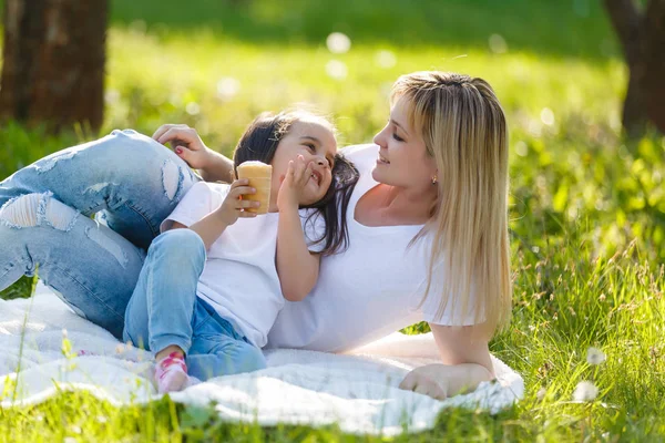 Щаслива Мама Дочка Проводять Час Зеленому Парку Їдять Морозиво — стокове фото