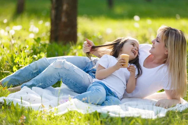 Счастливая Мама Маленькая Дочь Мороженым Отдыхают Зеленом Парке — стоковое фото